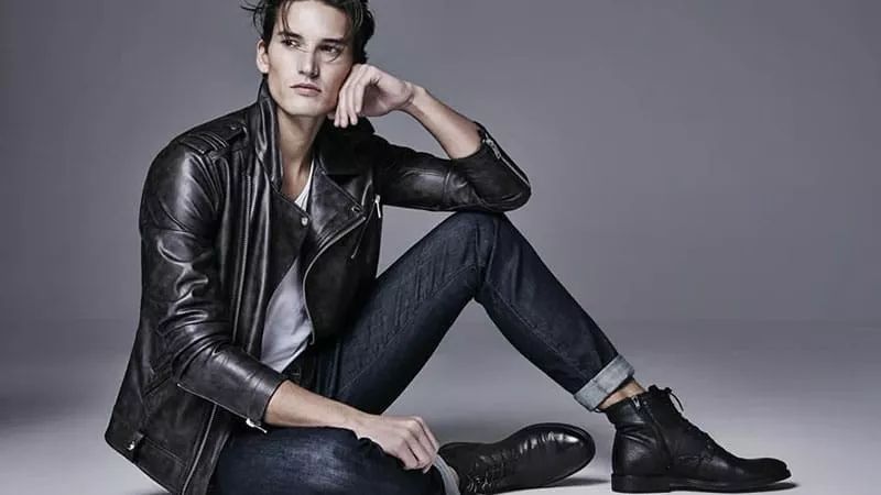 牛仔裤搭配鞋子女秋冬,秋冬怎么选牛仔裤