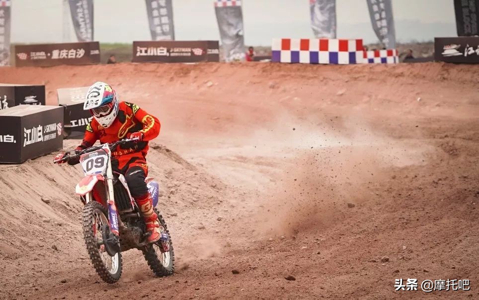 这摩托真好喝。。。不对....这酒真好骑！