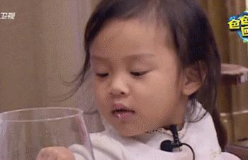 又胖了?小七沙滩踢足球比17岁哥哥腿还粗,太胖跑不动被球砸脸