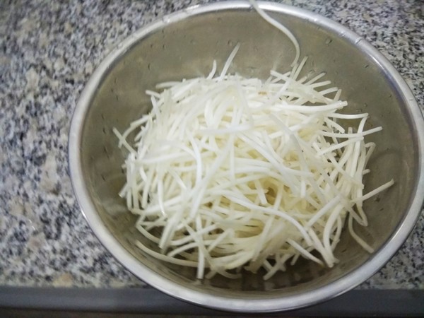 大厨教绿豆芽凉拌,大厨凉拌豆芽减脂餐做法