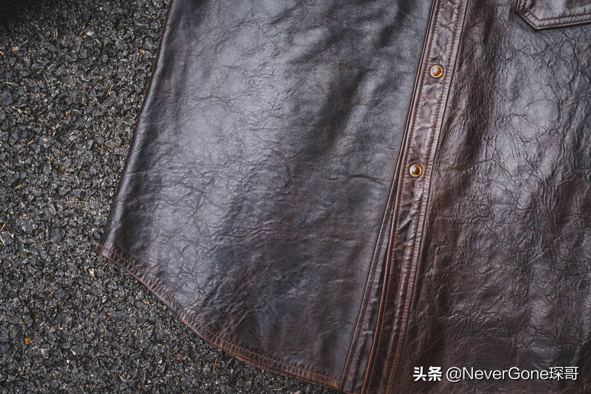 一件灰衬衫,一件美特斯邦威衬衫