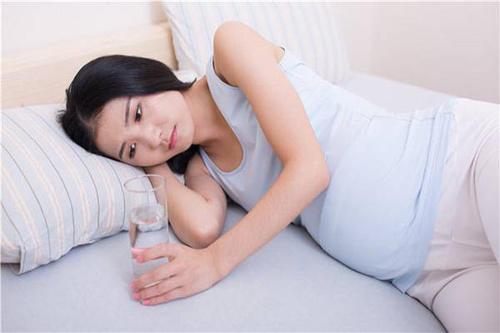 夫妻两人去寺庙后婚姻出现问题,妻子从寺庙回来和老公离婚