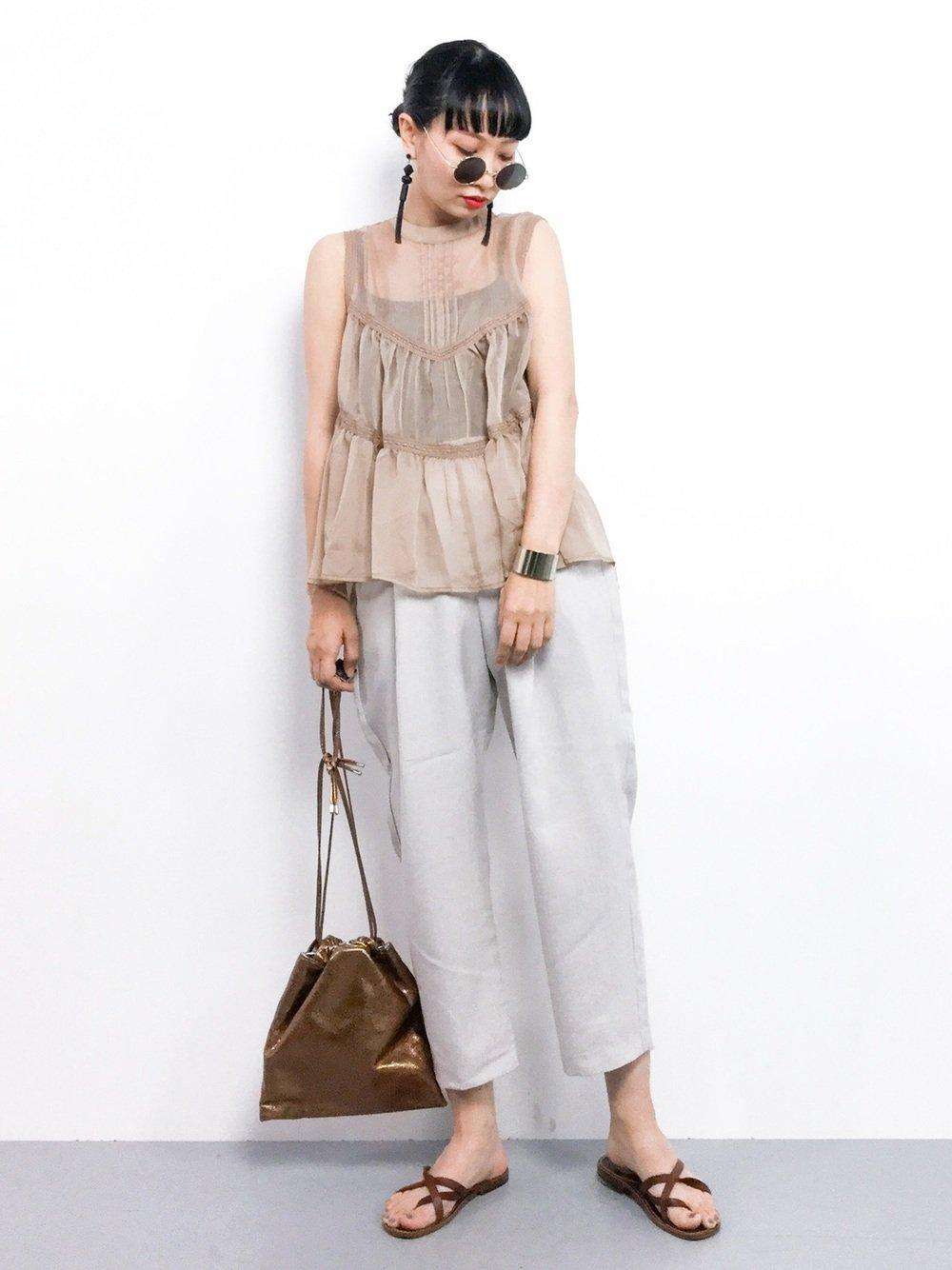 胸部太小怎么穿衣服好看,胸大显小穿衣技巧