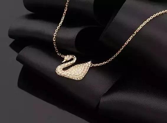 古力娜扎为国人发光的美貌,古力娜扎为韩国明星颁奖