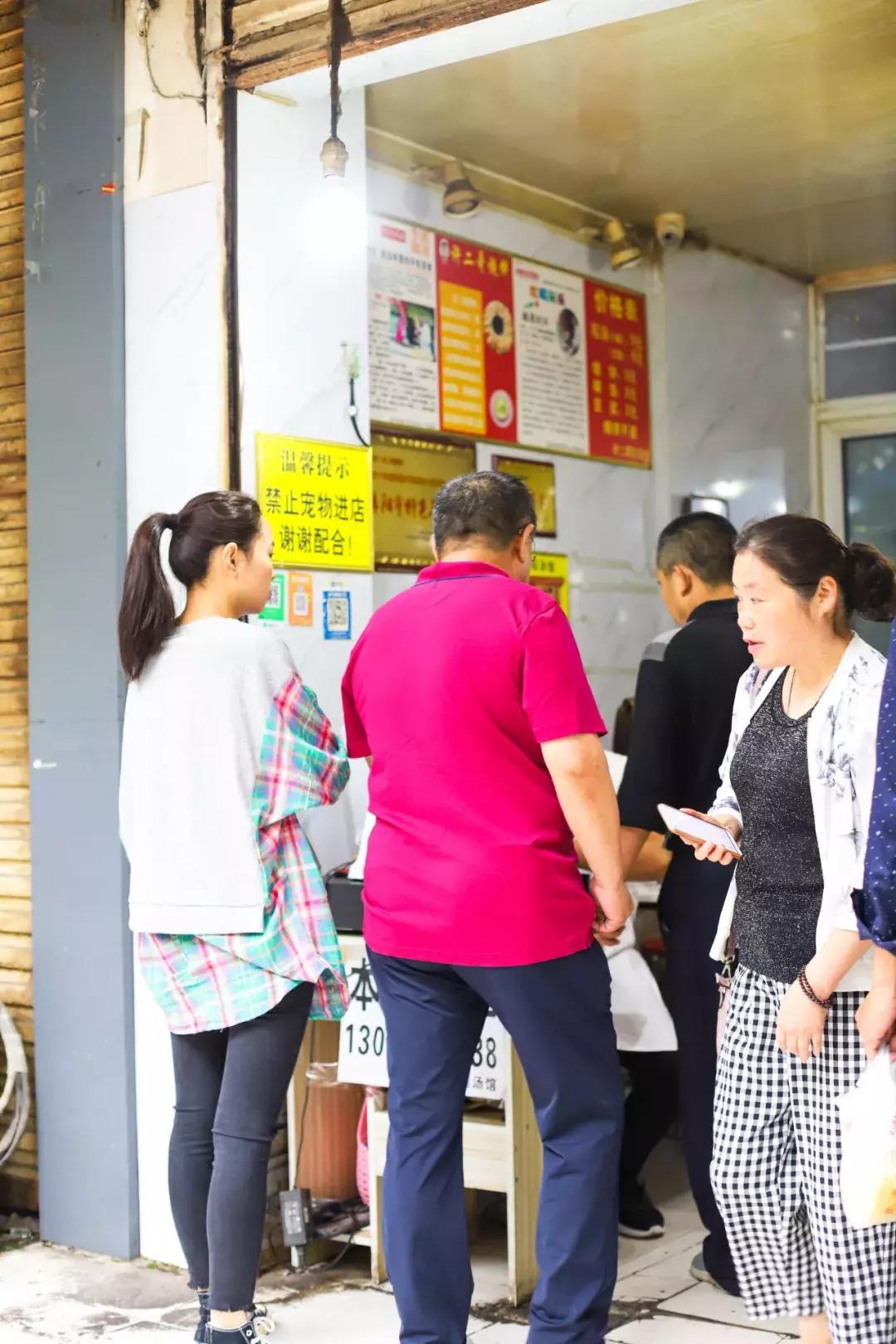 从摆摊到开店，阜阳20多年的早餐店，生意火到老板需要拿话筒喊号