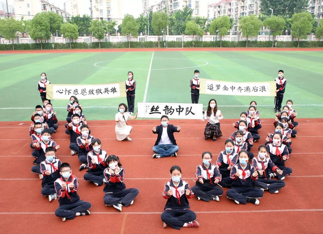 今天又有一批同学返校，来看师生们的自拍留念