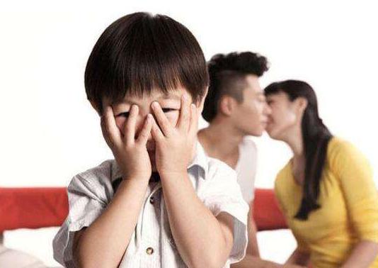 男艺术家的“裸体”艺术表演,受观众制止:孩子的性教育不可或缺