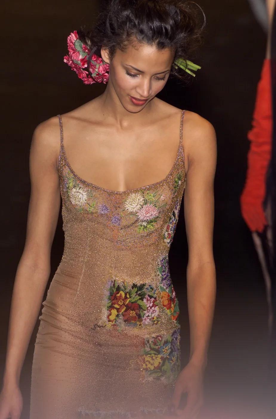 还记得2000年拿下黄子华的中环女律师MissMo穿过什么吗？