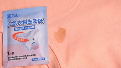 最简单的办法去除t恤上的油渍,白t恤发黄油渍怎么洗才能洗白