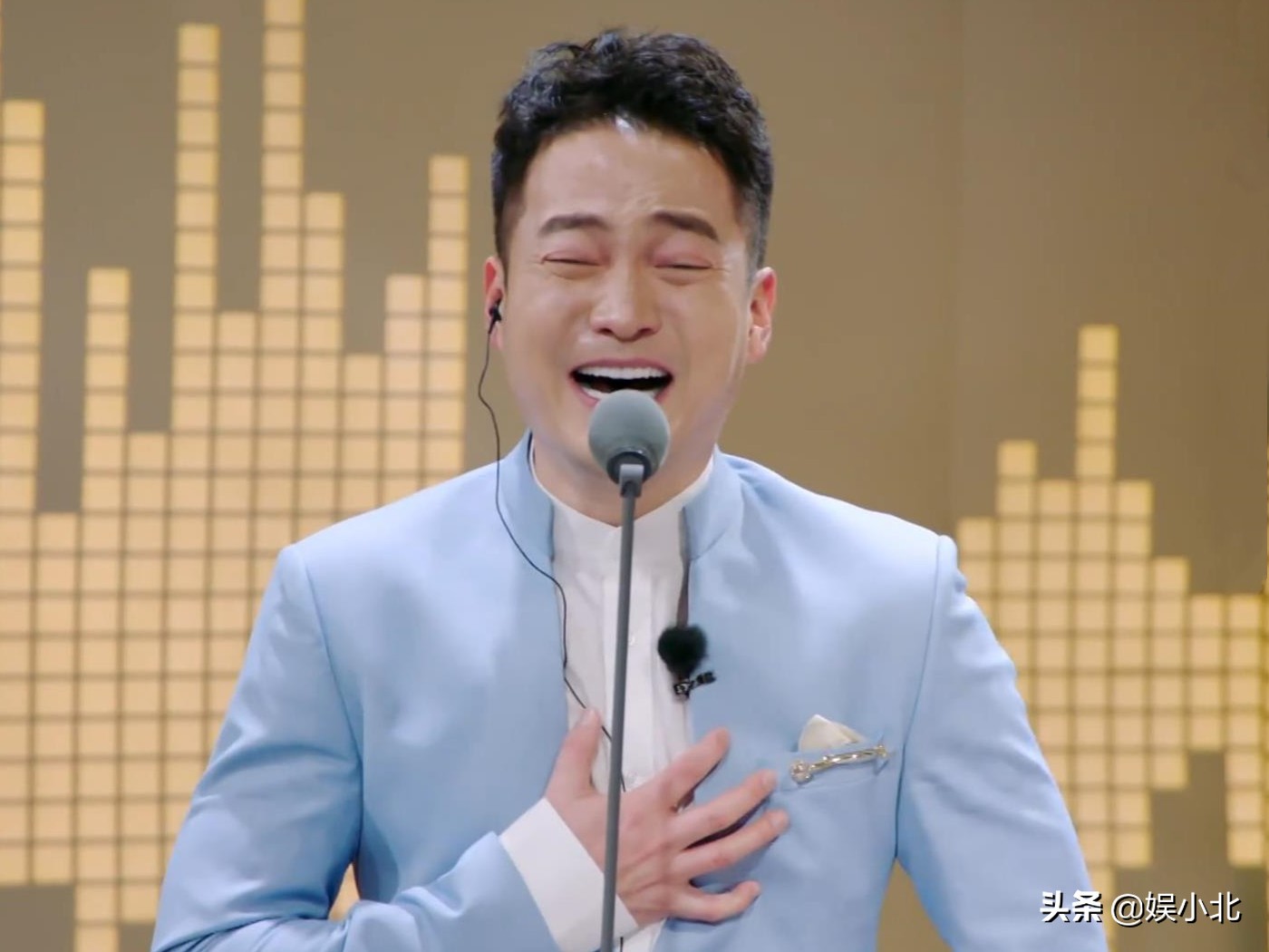 成名后爸爸去世，不婚却爱上小10岁女主播，“吕秀才”的跌宕人生