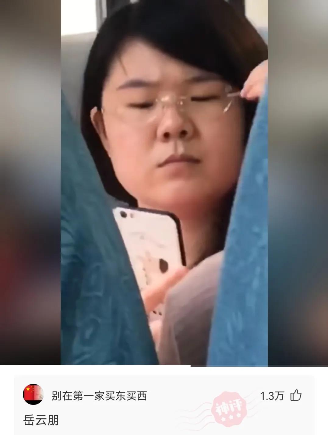 神回复：兄弟们！我在家看电视，咣当一声我家屋顶就穿了，怎么办