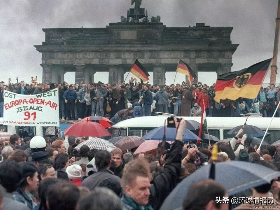 柏林墙倒塌是德国统一的标志吗,德国柏林墙的倒塌时间地点