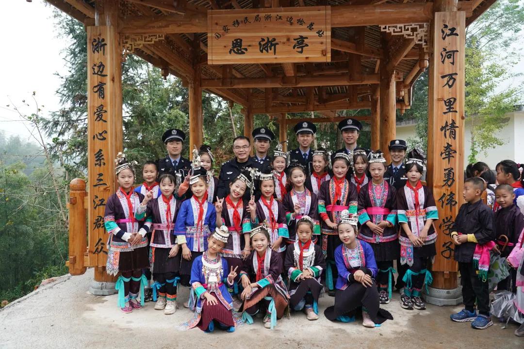 致敬奉献在一线的警务人员,致敬在偏远山区支教工作者