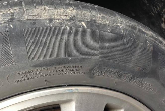 轮胎缓慢漏气是补胎还是换胎,汽车其中一个轮胎缓慢漏气