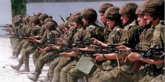 现在的人类对战霸王龙,霸王龙是恐龙时代的霸主