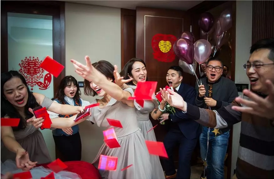 堵门伴娘团口号大全搞笑,伴郎堵门幽默口号大全