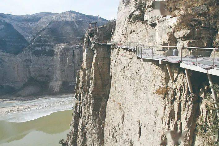 登千年古道梯子崖,攀登梯子崖