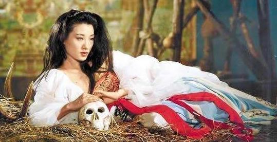 因“重男轻女”而自杀，拍全裸写真的“鬼后”王小凤：为何抑郁？