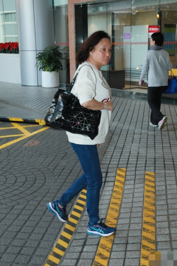 赌王何鸿燊疑病情加重,三太四太现身表情严肃,二人打扮却差距大