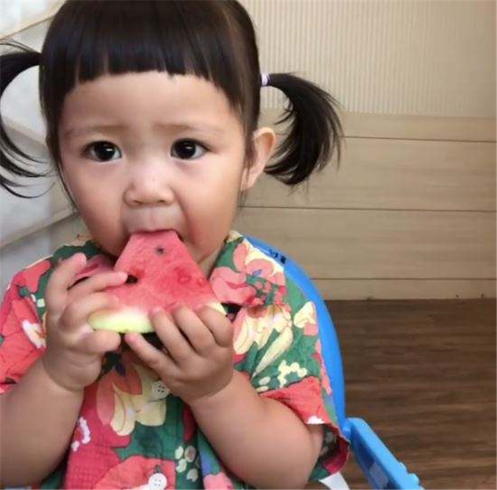 孩子吃西瓜被卡住了怎么办,女婴吃梨被卡妈妈海姆立克急救