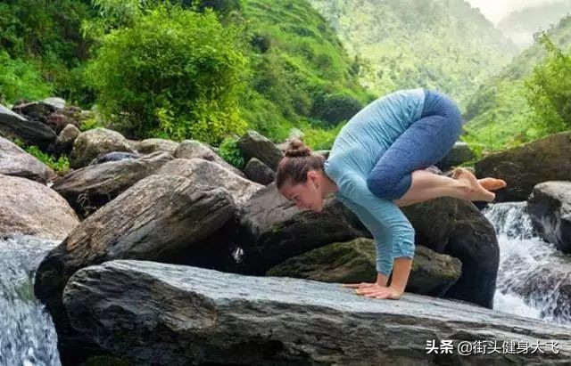 香蕉倒立如何转成完美直体倒立,倒立时腰无力怎么回事