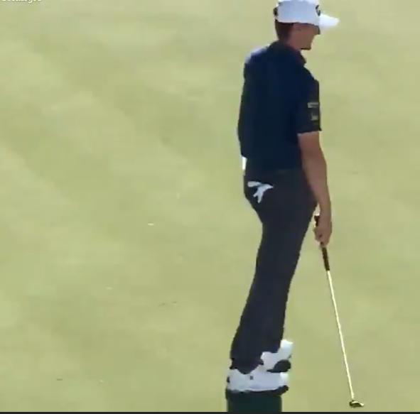 美国高尔夫球比赛惊现不雅举动，女粉暴露胸部为选手加油引起骚乱