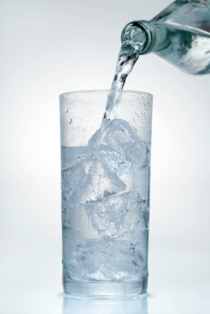 新手司机千万别把玻璃水加错了,玻璃水用完了可以加洗洁精吗