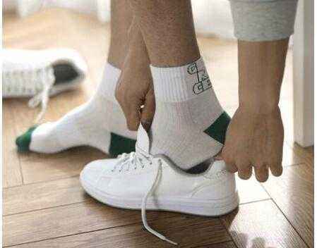 刚刷的鞋穿一天还是臭怎么办,下雨鞋湿了臭了怎么除臭