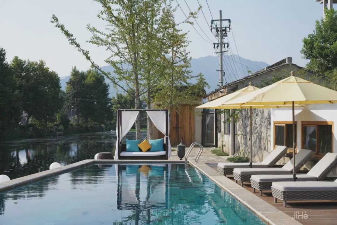 秋日河畔画中小镇，隐于茶园流水，山水间三店新开旅居吃茶慢生活