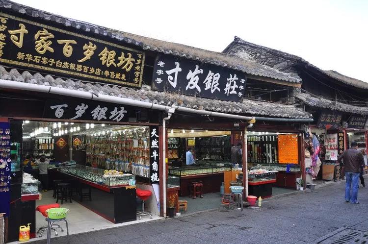 戴金镯手腕发黑,戴银手镯手腕一圈总是发黑为什么