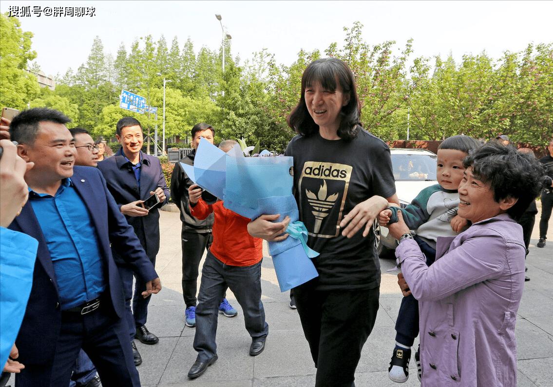 谁会替代郎平成为中国女排主教练,两大女排功勋老将回归助力郎平