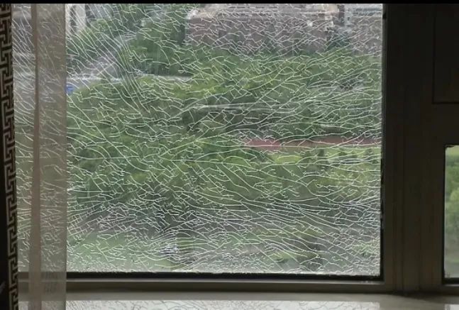 高层楼房玻璃突然爆裂应该谁负责,窗户玻璃突然爆裂找谁处理