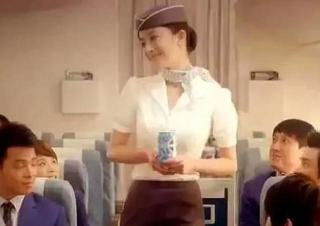 杨幂穿空姐服的视频,杨幂空姐装代言可乐