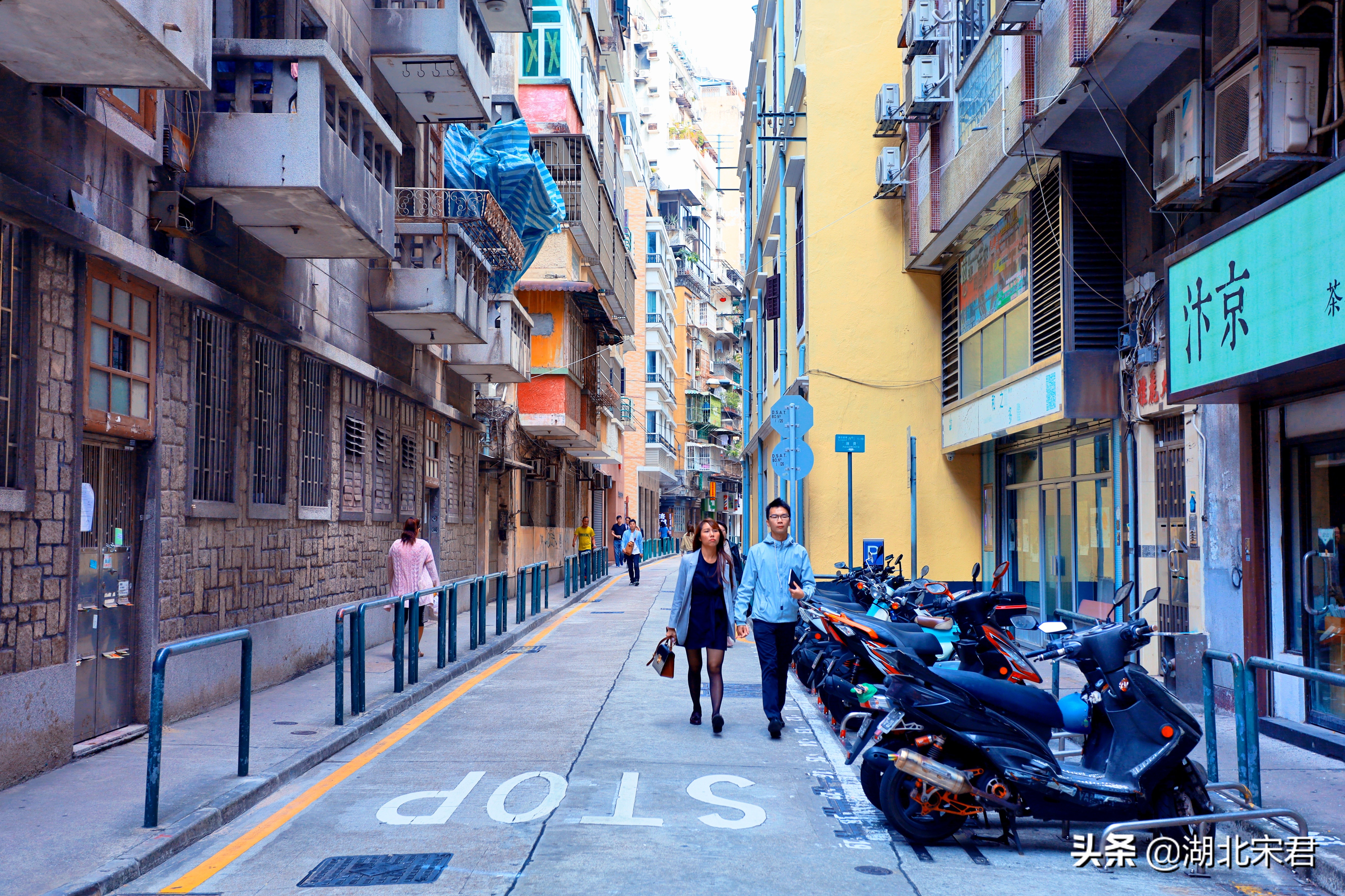 澳门街上也不见得多商业化但是就是喜欢在窄窄的街上走