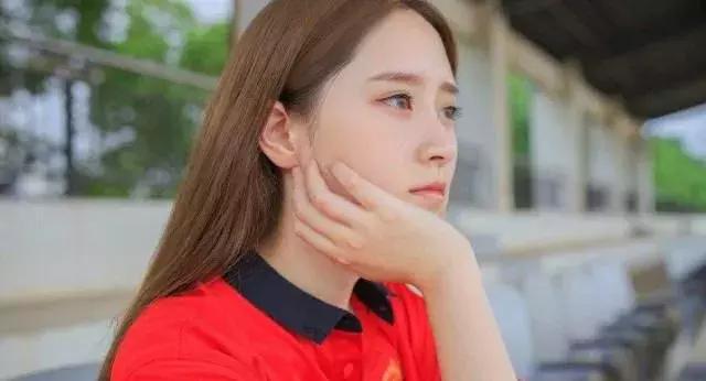 小孩天生皮肤黑怎么变白,13岁天生黑皮肤怎么变白