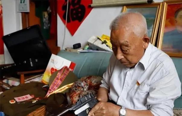 山东一老汉持有双枪七十多年,96岁山东老汉持双枪