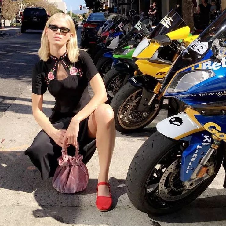 春天适合什么颜色包包,春天背什么颜色的包包