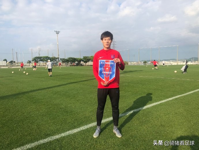 国安金左脚再返山城，张外龙赞：媲美姜至鹏，欢乐兄弟在重庆斯威