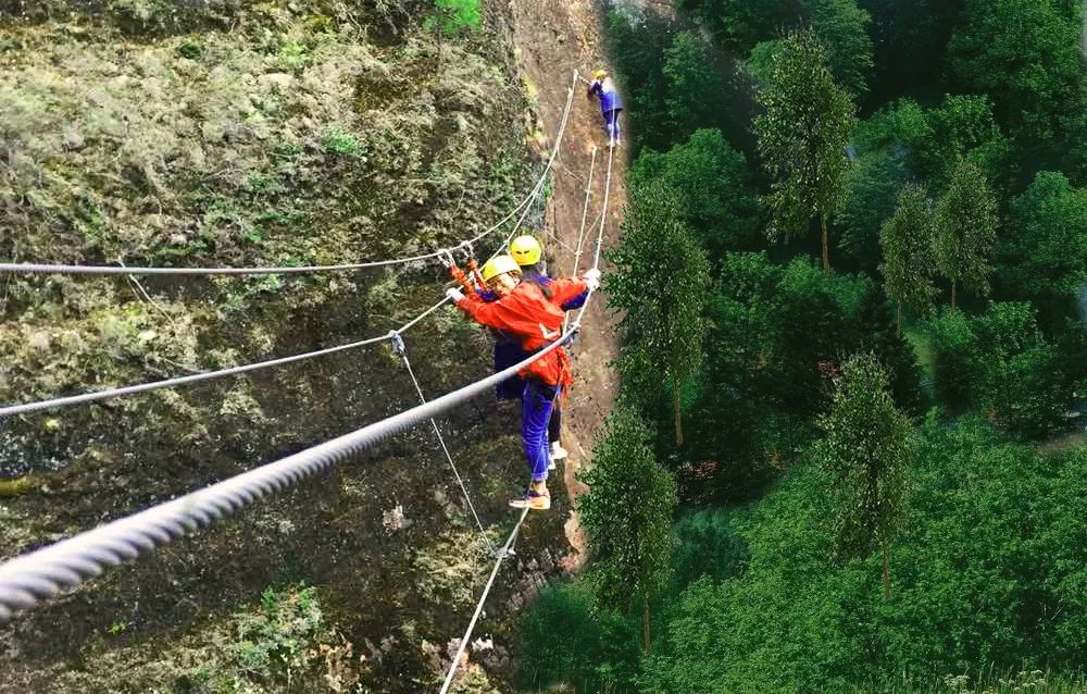 网红景区悬崖秋千,高空秋千尖叫吧