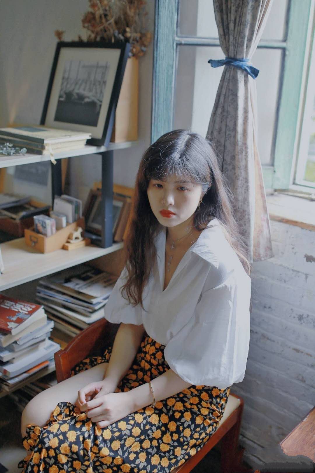 碎花裙显瘦款式怎么搭配,大碎花裙和小碎花裙哪个显年轻