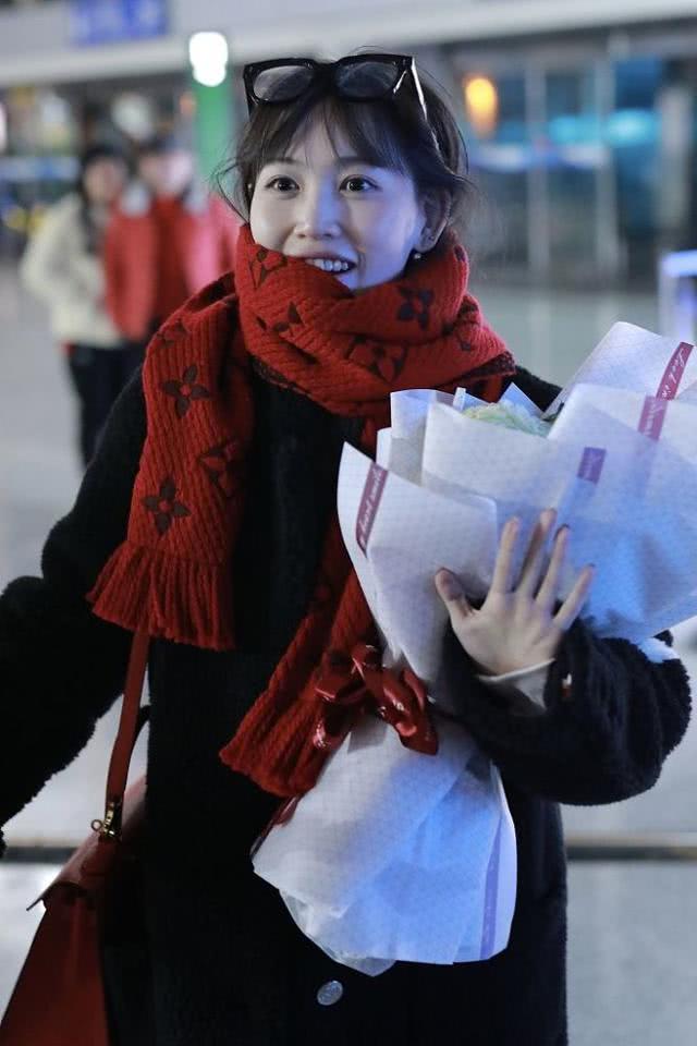 马蓉现身机场全黑造型墨镜遮面 (马蓉戴红围巾笑容满面获粉丝送花)