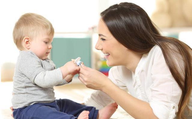 小朋友吃手如何引导,小孩吃手怎么正确引导