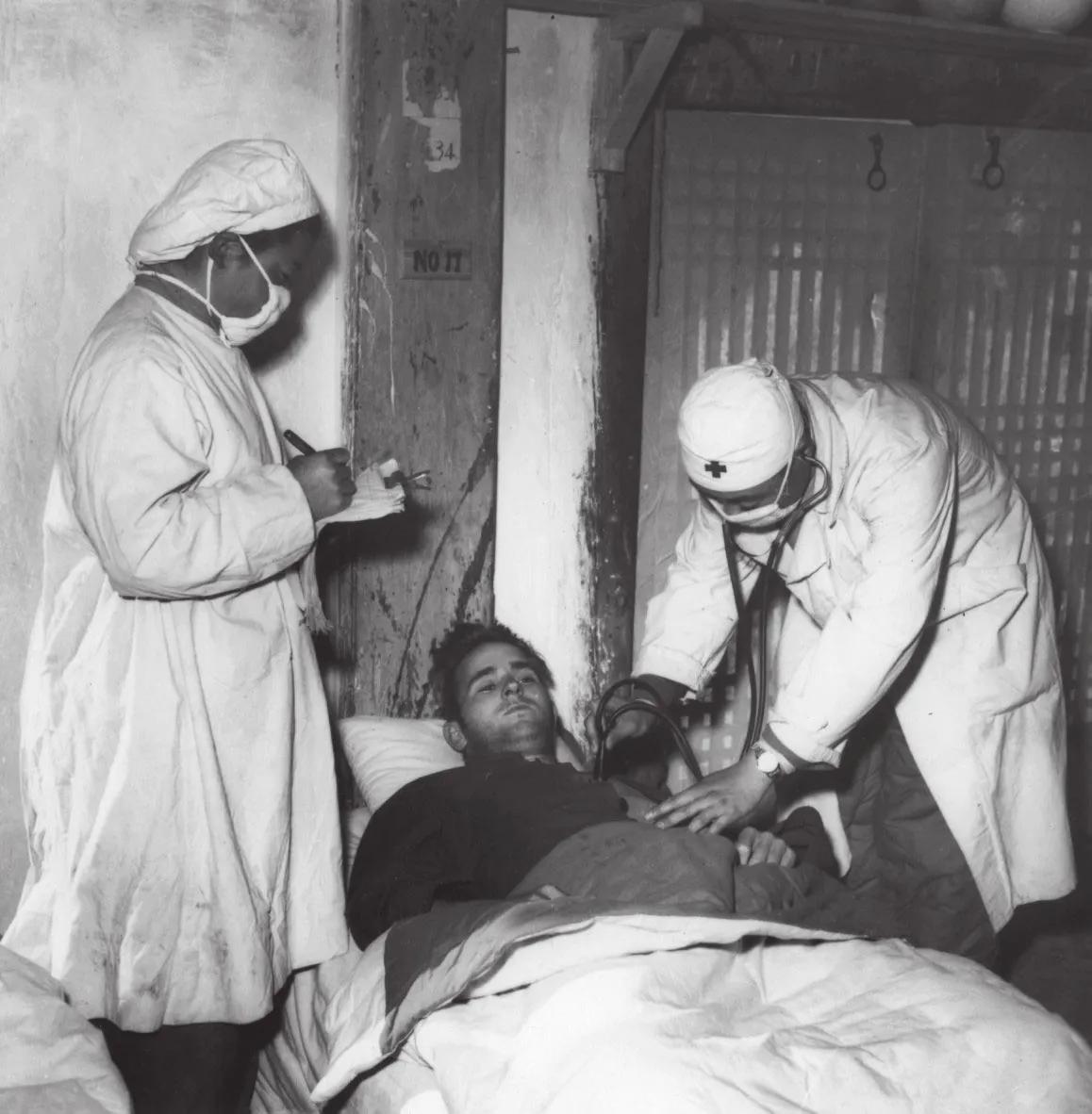 圣诞晚会上，碧潼战俘营的“联合国军”战俘们高呼：志愿军万岁