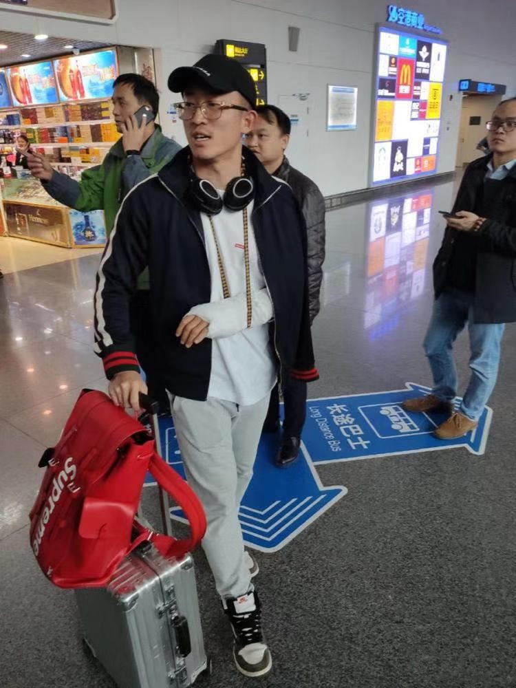 中国男足备战中国杯，各位国脚现身机场，名牌衣服和奢侈品很抢镜