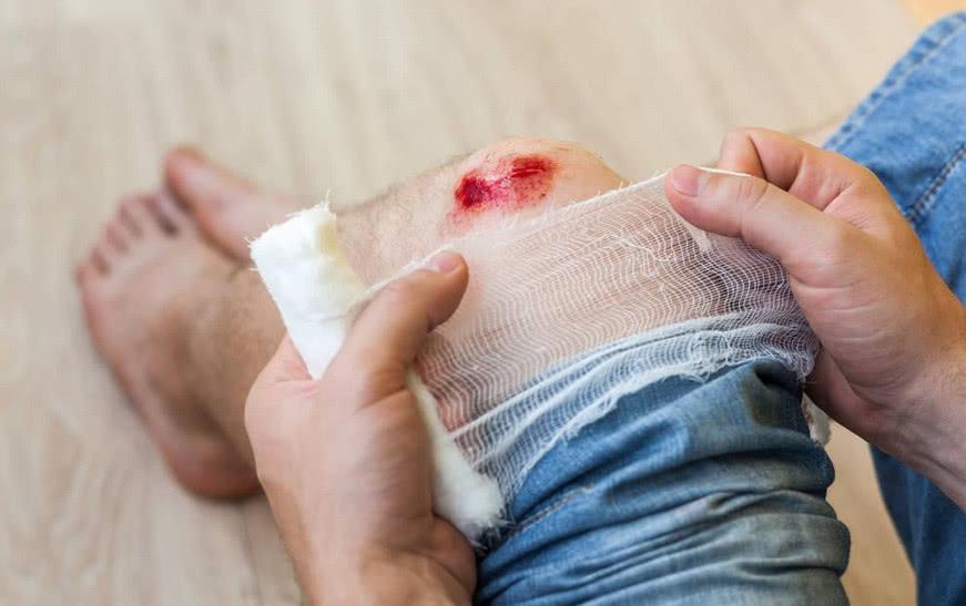 半岁婴儿从床上掉下昏迷至今，宝宝坠床，这种处理方法能避免悲剧