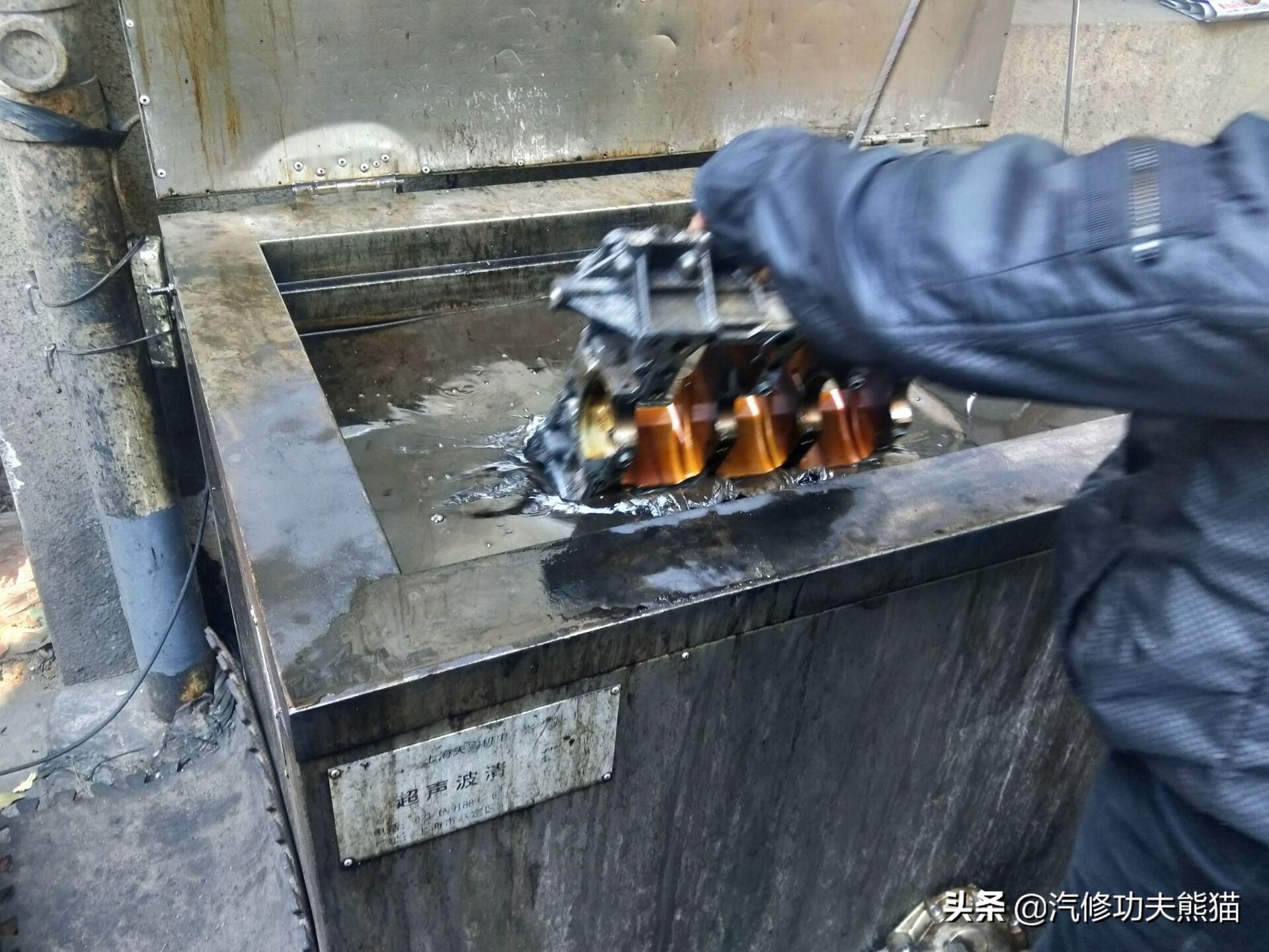 16款奥迪a6l2.5自吸发动机漏油,奥迪a6l2.4免拆烧机油处理靠谱吗