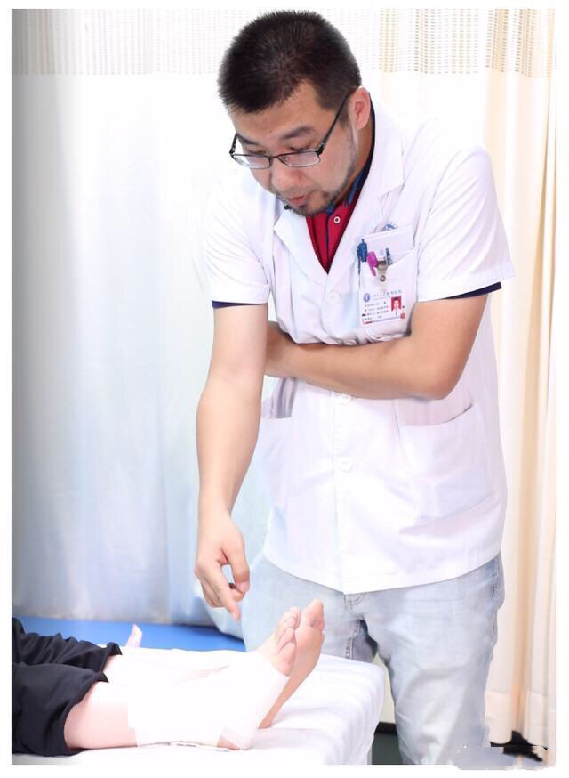 扭伤后是先冰敷还是先打加压绷带,冰敷消肿手法视频