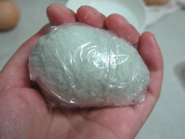 现在腌咸鸭蛋最合适，3步搞定，半个月就能吃，个个金黄起沙流油
