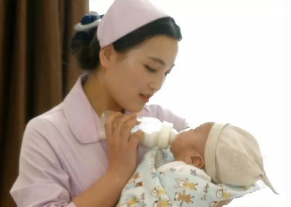 小孩吃奶时间如何控制,宝宝在吃奶期间妈妈应该注意什么