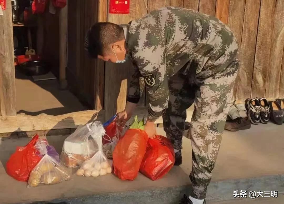 一抹志愿红齐心协力抗疫情,一抹志愿红温暖居民心